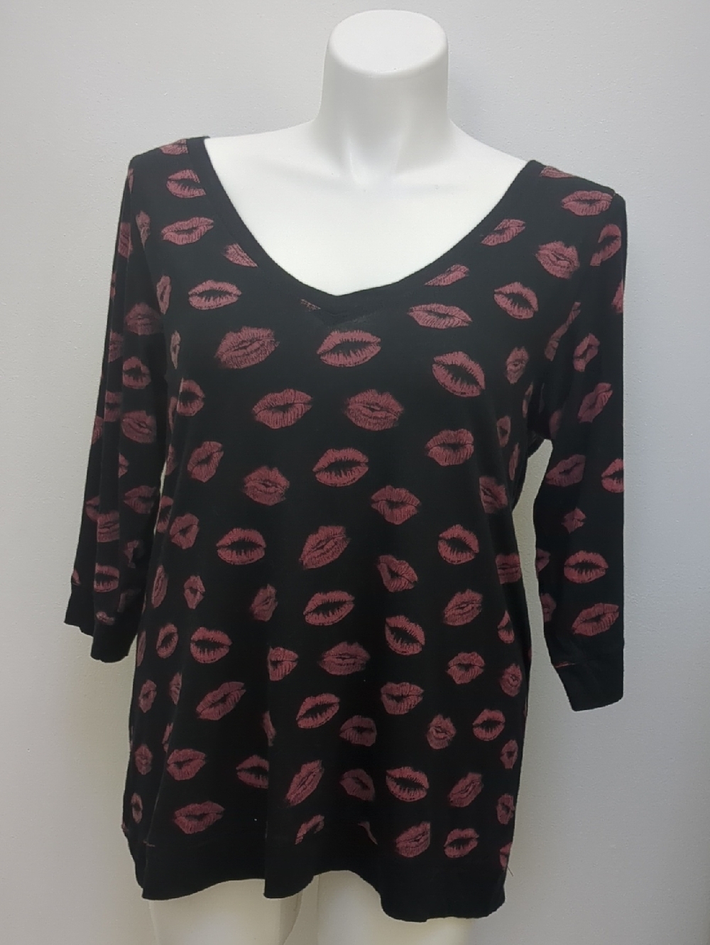 Torrid Black Pink Lips Kiss Tunic Top 3/4 Sleeve V-Neck Plus Size 2 (18/20)